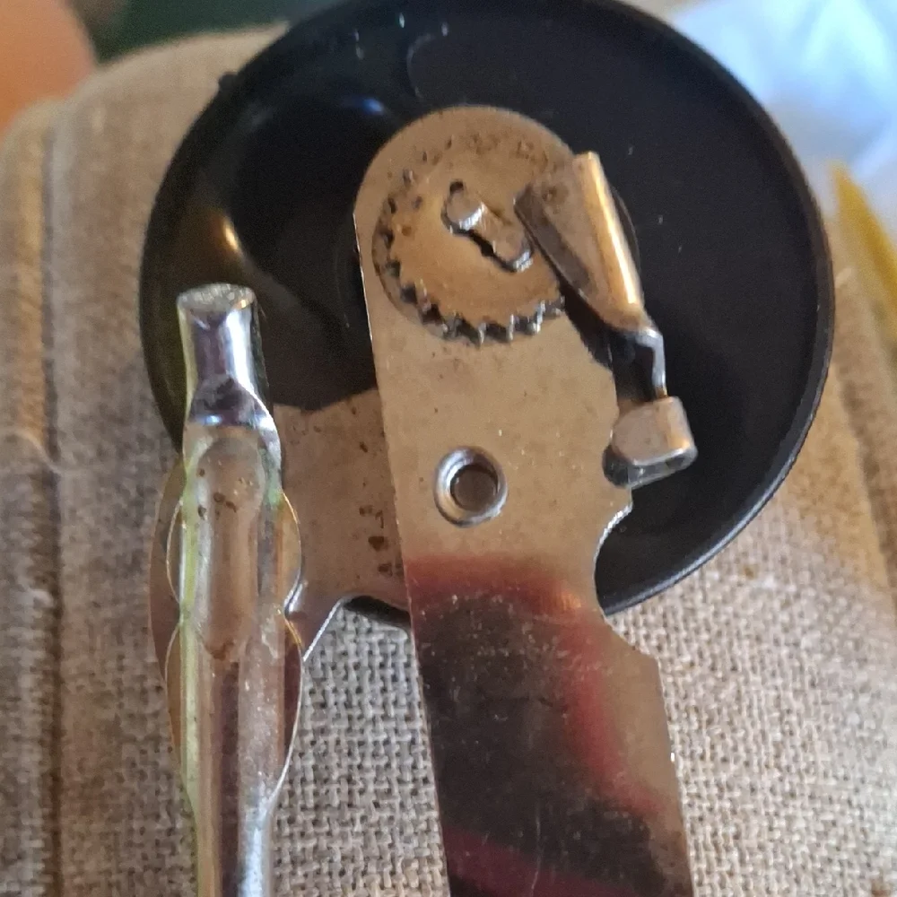 Handheld Can Opener with Black Turning Knob